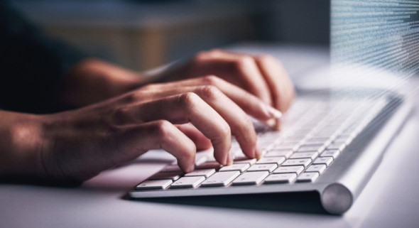 Pisanie kodu na klawiaturze – programowanie i bezpieczeństwo systemów IT. Oversec.